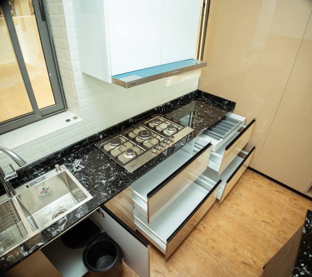 A luxurious 4-bedroom all-ensuite, three-storey house - Image 5