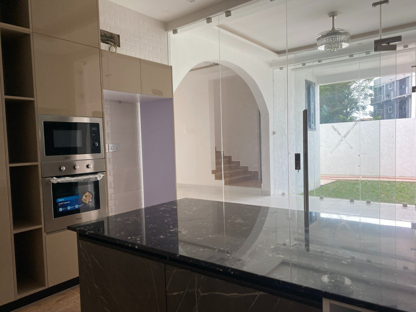 A luxurious 4-bedroom all-ensuite, three-storey house - Image 6