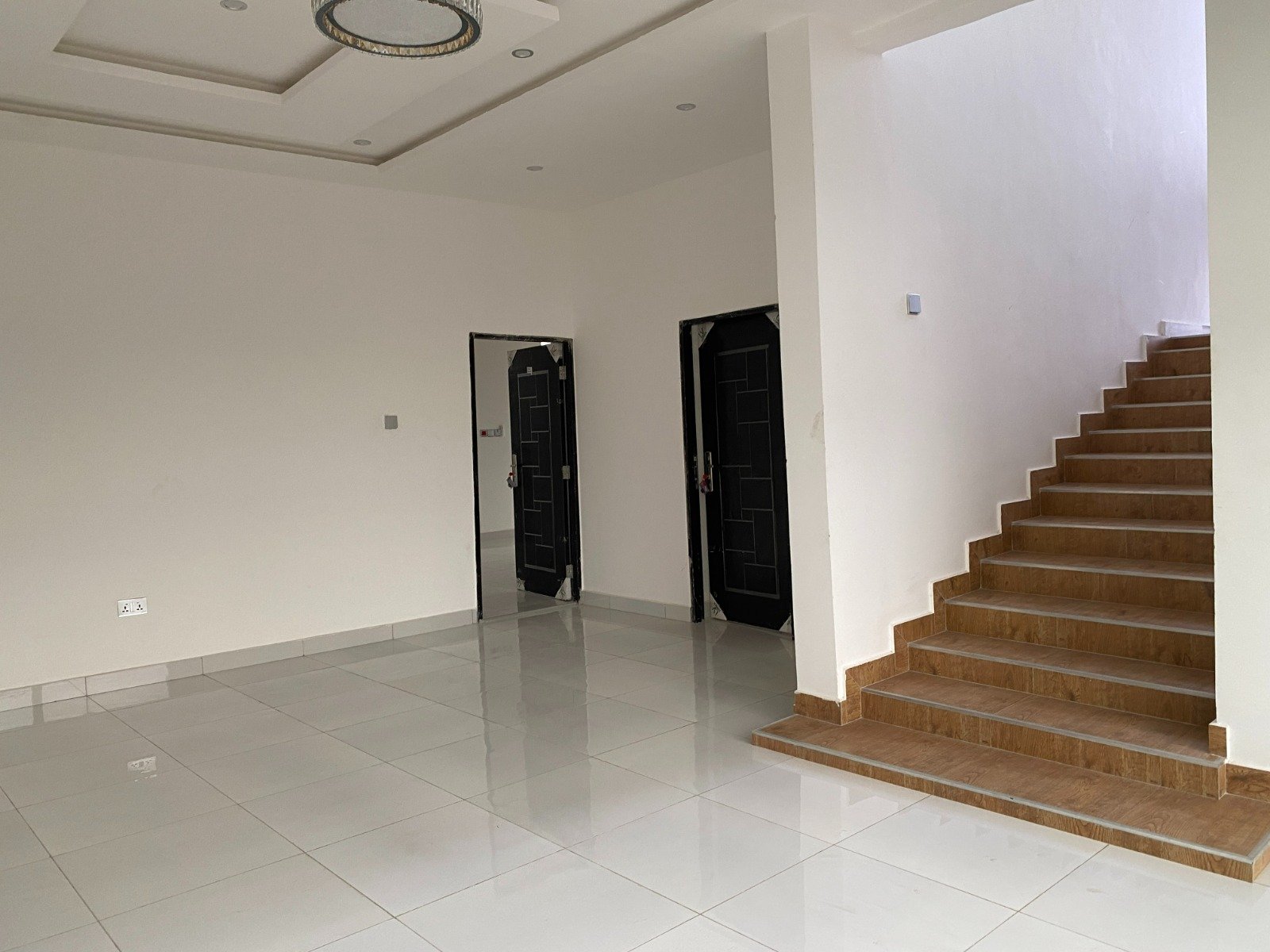 A luxurious 4-bedroom all-ensuite, three-storey house - Image 7
