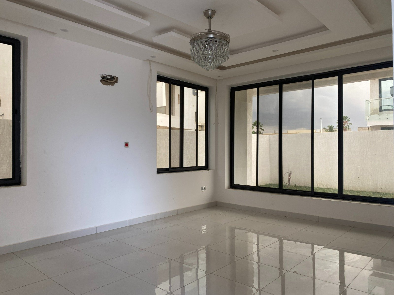A luxurious 4-bedroom all-ensuite, three-storey house - Image 8