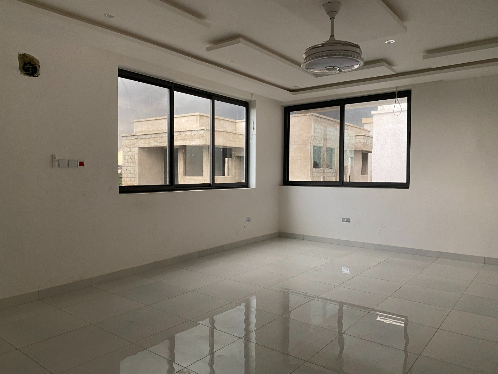 A luxurious 4-bedroom all-ensuite, three-storey house - Image 3
