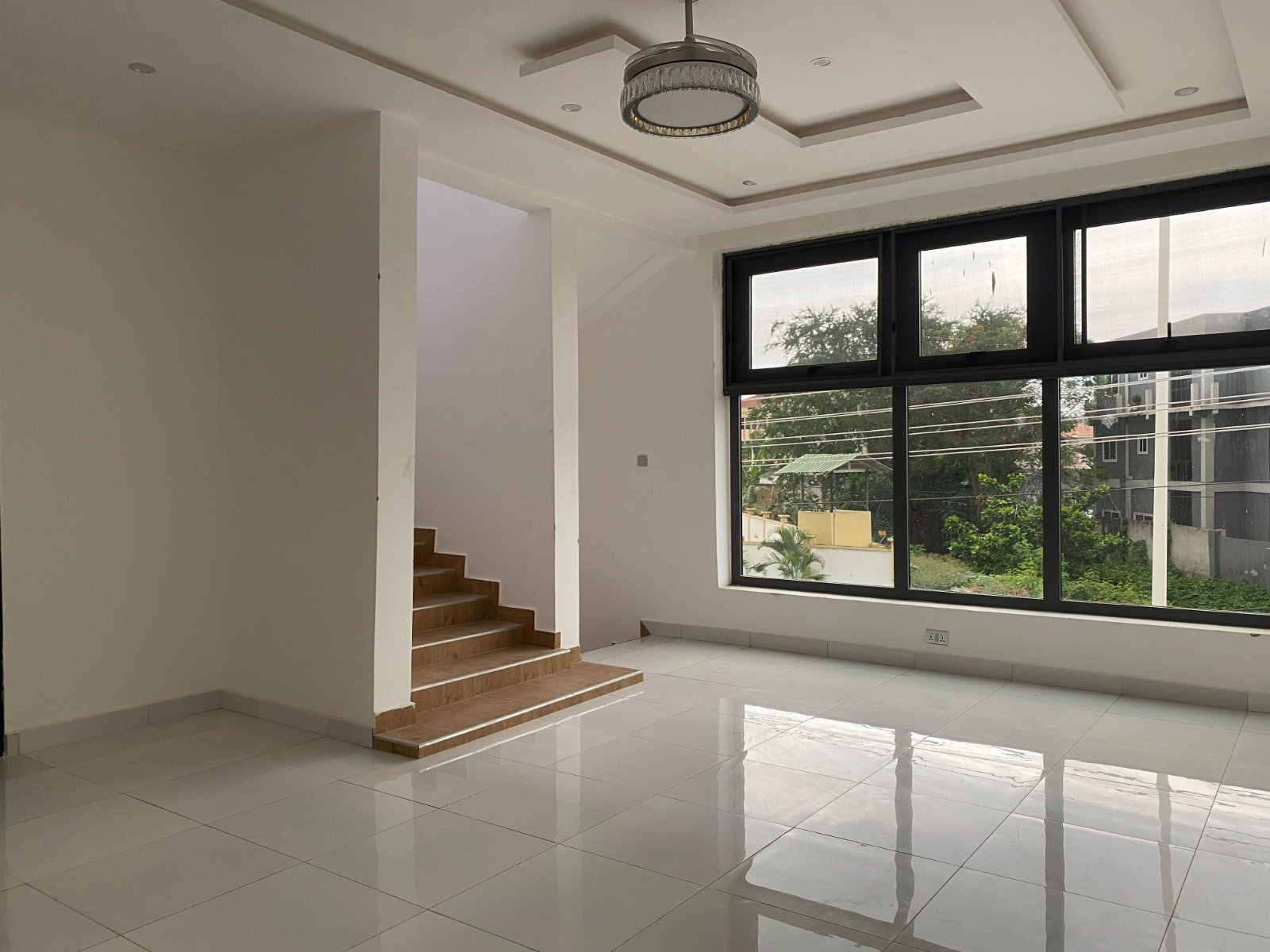 A luxurious 4-bedroom all-ensuite, three-storey house - Image 4