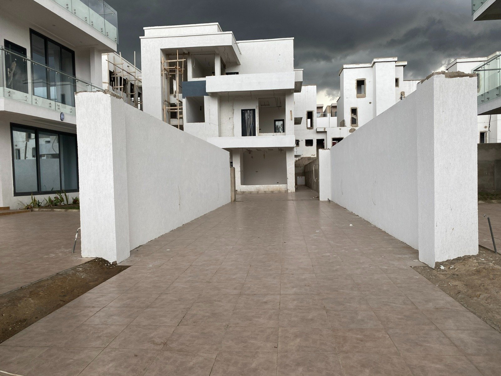 A luxurious 4-bedroom all-ensuite, three-storey house - Image 2