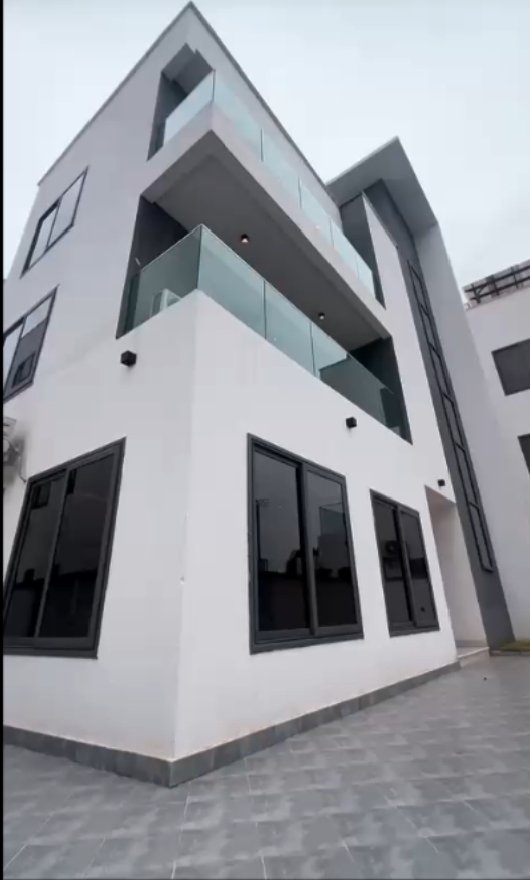 Luxurious 5 bedroom house