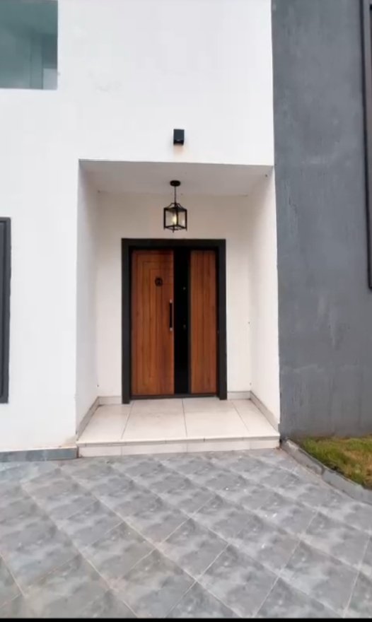 Luxurious 5 bedroom house - Image 12